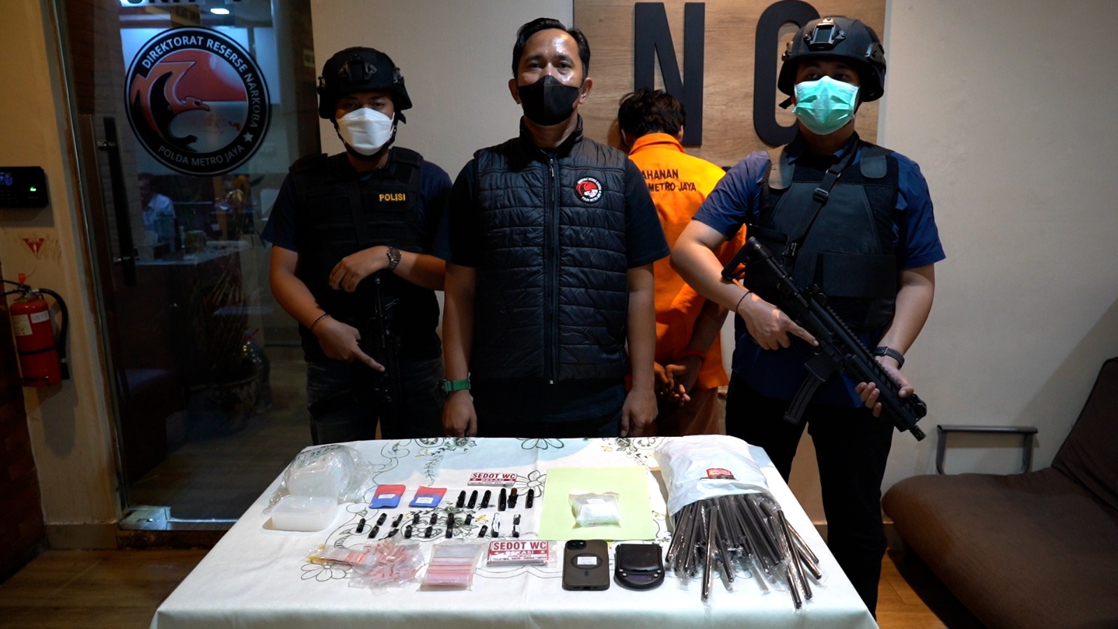 Polisi menangkap pengedar sabu dan tembakau sintetis di Cipayung, Jakarta Timur. Pelaku memakai modus stiker Sedot WC untuk memasarkan narkoba dan menyimpan lebih dari 100 gram sabu. (Foto: ReportaseNews/HO-Ditresnarkoba Polda Metro Jaya)