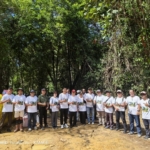 Ratusan warga memadati Riam Bandam saat HUT ke-30 Puring Kencana. Kegiatan forest healing menjadi langkah memperkenalkan potensi ekowisata unggulan di perbatasan Kalimantan Barat. (Ist)