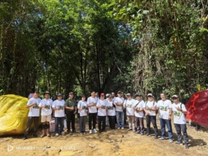 Ratusan warga memadati Riam Bandam saat HUT ke-30 Puring Kencana. Kegiatan forest healing menjadi langkah memperkenalkan potensi ekowisata unggulan di perbatasan Kalimantan Barat. (Ist)