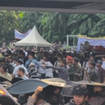 Eksekusi Hotel Sultan di kawasan GBK Jakarta berlangsung ricuh. Massa penolak pengosongan bentrok dengan aparat saat pelaksanaan putusan pengadilan. (Foto: ReportaseNews/Tama)