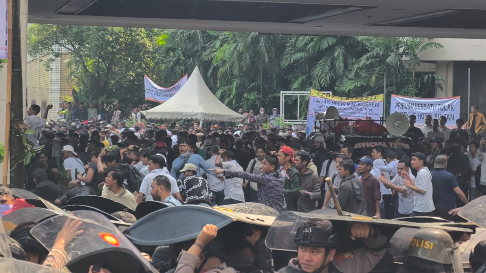 Eksekusi Hotel Sultan di kawasan GBK Jakarta berlangsung ricuh. Massa penolak pengosongan bentrok dengan aparat saat pelaksanaan putusan pengadilan. (Foto: ReportaseNews/Tama)