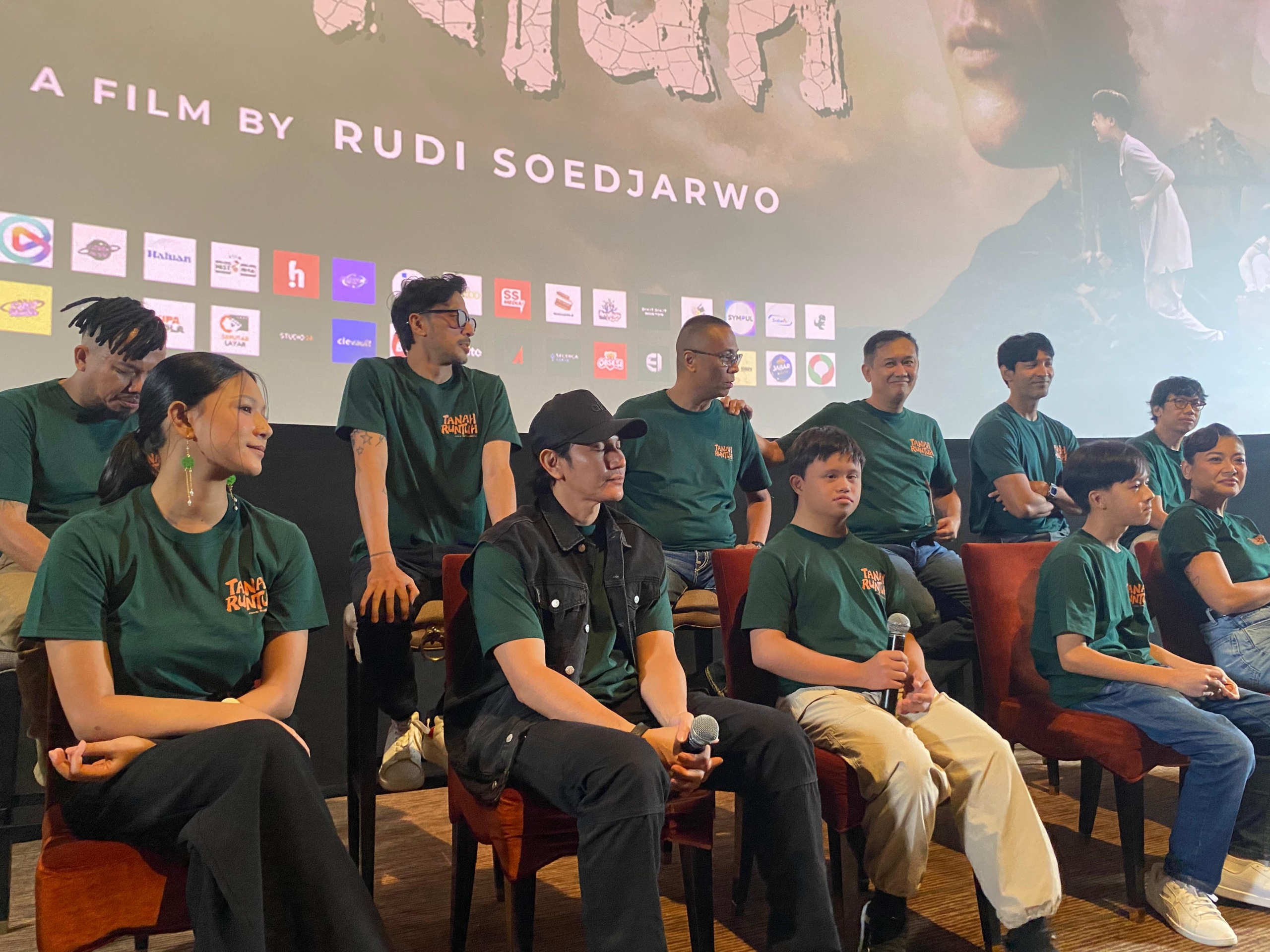Denny Siregar dan Rudi Soedjarwo Ungkap Tantangan Besar di Balik Film Tanah Runtuh