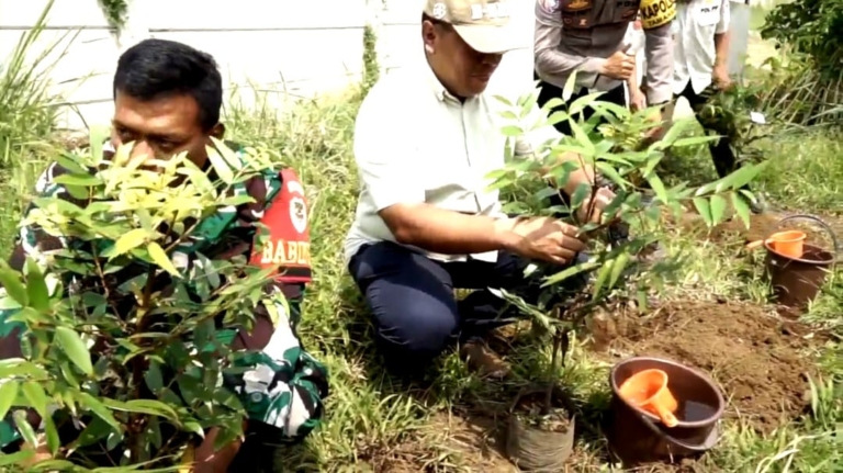 OMPA TAPAL, PWI DKI Jakarta, dan PT Prima Mustika Candra menanam 5.000 pohon di Bogor. Kegiatan ini menjadi langkah nyata menjaga lingkungan dan meningkatkan kesadaran konservasi. (Foto: ReportaseNews/Budi)