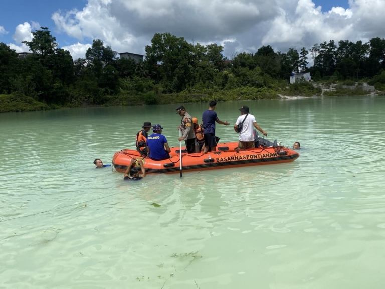 Seorang remaja 17 tahun dilaporkan tenggelam saat berenang di Danau Biru Sintang, Kalimantan Barat. Hingga hari pertama pencarian berakhir, korban belum ditemukan. (Ist)