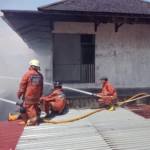 Kebakaran hebat terjadi di belakang Masjid Raya Mujahidin Pontianak. Rumah milik dokter Mali hangus terbakar, sementara penyebab kebakaran masih dalam penyelidikan polisi. (Ist)