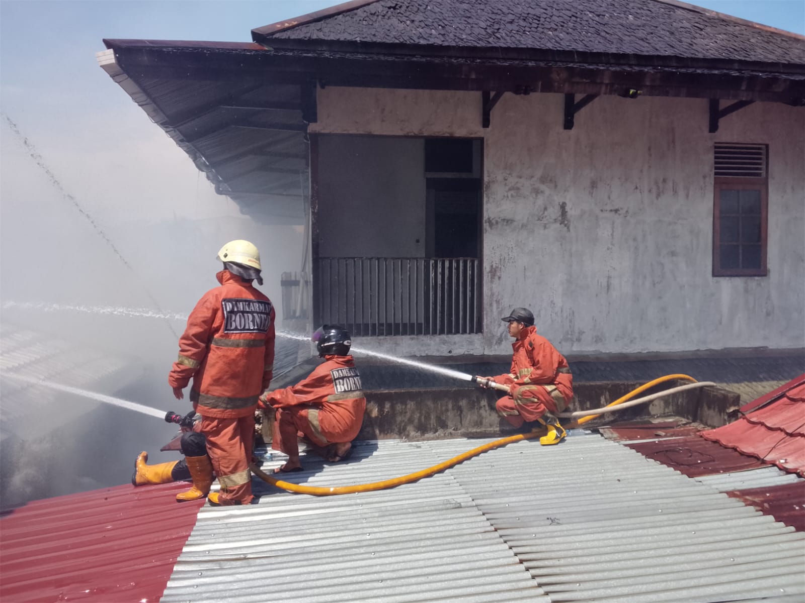 Kebakaran hebat terjadi di belakang Masjid Raya Mujahidin Pontianak. Rumah milik dokter Mali hangus terbakar, sementara penyebab kebakaran masih dalam penyelidikan polisi. (Ist)