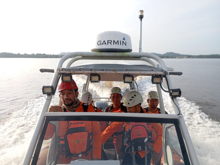 Seorang pemancing di Batu Ampar, Kubu Raya, diduga diterkam buaya saat berada di atas sampan. Tim SAR Gabungan masih melakukan pencarian korban hingga kini. (Ist)