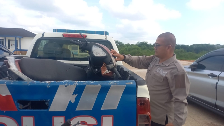 Kecelakaan di U-Turn Probesco Kubu Raya melibatkan minibus dan sepeda motor. Dua perempuan mengalami luka berat dan dirawat intensif di RS Soedarso Pontianak. (Ist)