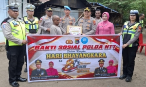 Polres Flores Timur Beri Bantuan ke Purnawirawan dan Warga