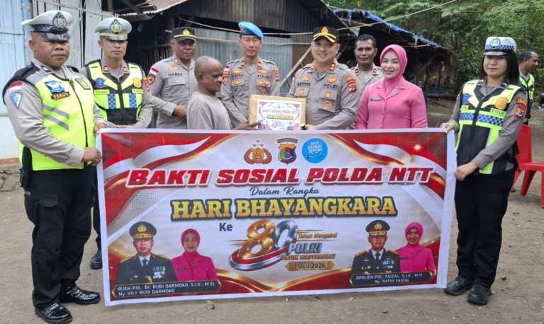 Polres Flores Timur Beri Bantuan ke Purnawirawan dan Warga