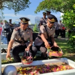 Polres Kubu Raya menggelar ziarah ke TMP Dharma Patria Jaya menjelang Hari Bhayangkara ke-80. Kegiatan ini menjadi refleksi untuk memperkuat patriotisme dan semangat pengabdian anggota Polri. (Foto: ReportaseNews/HO-Humas Polres Kubu Raya)