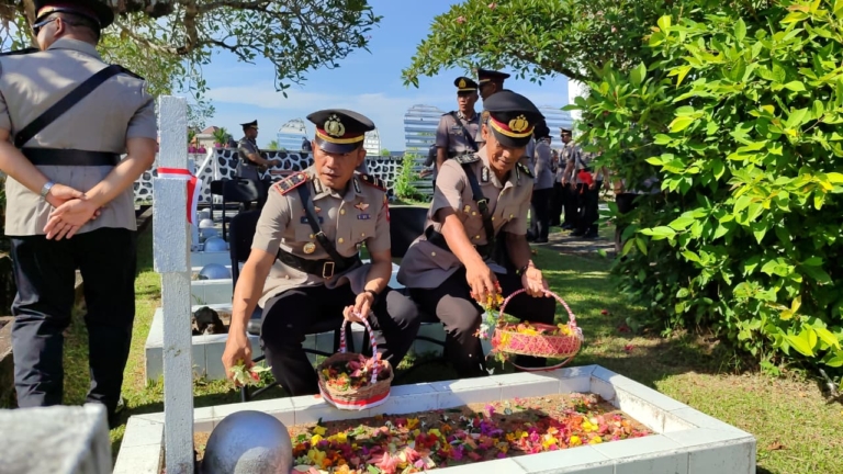Polres Kubu Raya menggelar ziarah ke TMP Dharma Patria Jaya menjelang Hari Bhayangkara ke-80. Kegiatan ini menjadi refleksi untuk memperkuat patriotisme dan semangat pengabdian anggota Polri. (Foto: ReportaseNews/HO-Humas Polres Kubu Raya)
