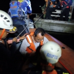 ABK motor klotok terombang-ambing akibat kapal mati mesin di Muara Ketapang. Tim SAR Ketapang bergerak cepat dan berhasil mengevakuasi korban dengan selamat. (Ist)