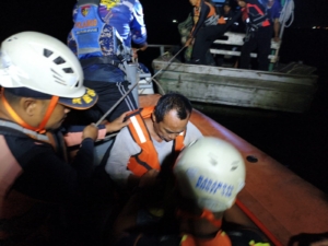 ABK motor klotok terombang-ambing akibat kapal mati mesin di Muara Ketapang. Tim SAR Ketapang bergerak cepat dan berhasil mengevakuasi korban dengan selamat. (Ist)