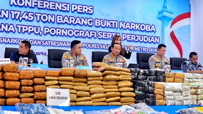 Polda Metro Jaya mengungkap 3.809 kasus narkoba sepanjang Januari-Juni 2026. Polisi menyita 17,45 ton barang bukti dan membongkar laboratorium etomidate berkedok apartemen. (Foto: ReportaseNews/Budi Tanjung)