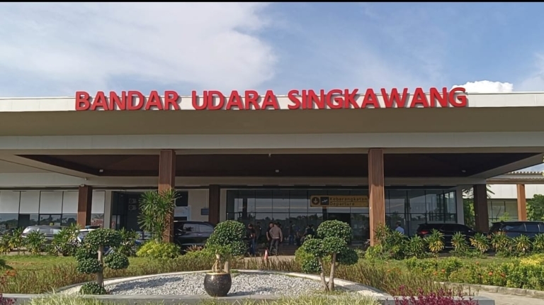 Dugaan temuan emas 4 kilogram di Bandara Singkawang menjadi sorotan. Penumpang disebut tak dapat menunjukkan dokumen kepemilikan dan meninggalkan lokasi. (Dok. ReportaseNews)