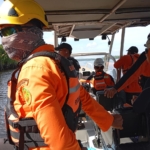 Pencarian korban diterkam buaya di Sungai Karawang, Kubu Raya, memasuki hari ketiga. Tim SAR menghadapi ancaman buaya yang masih berkeliaran serta arus sungai yang deras. (Ist)