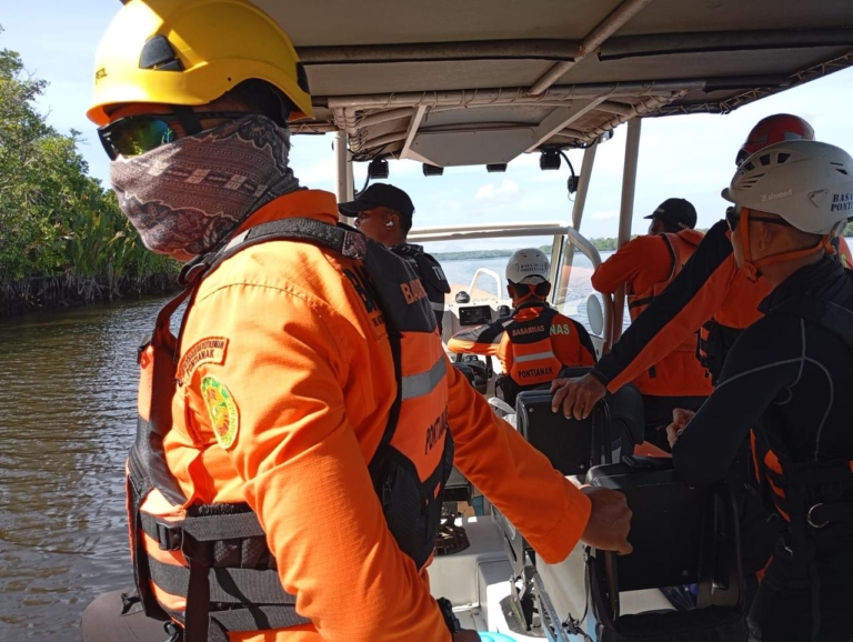 Pencarian korban diterkam buaya di Sungai Karawang, Kubu Raya, memasuki hari ketiga. Tim SAR menghadapi ancaman buaya yang masih berkeliaran serta arus sungai yang deras. (Ist)
