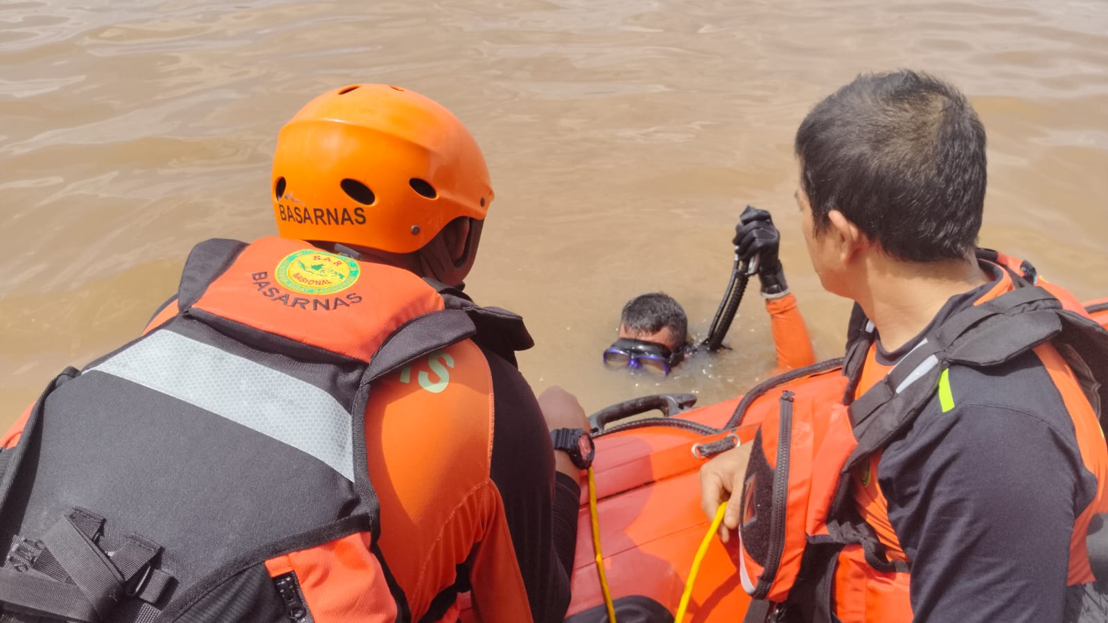 Seorang ABK yang terjun dari KM Naga Mas II di Sungai Kapuas, Pontianak Barat, ditemukan meninggal dunia setelah Tim SAR Gabungan melakukan pencarian dan penyelaman. (Ist)