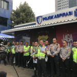 Polda Metro Jaya kembali memberlakukan tilang manual dalam Operasi Patuh Jaya 2026. Pelanggaran kasat mata seperti tanpa pelat nomor, melawan arus, dan penggunaan ponsel menjadi sasaran utama. (Foto: ReportaseNews/Fira)