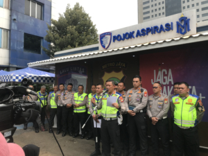 Polda Metro Jaya kembali memberlakukan tilang manual dalam Operasi Patuh Jaya 2026. Pelanggaran kasat mata seperti tanpa pelat nomor, melawan arus, dan penggunaan ponsel menjadi sasaran utama. (Foto: ReportaseNews/Fira)