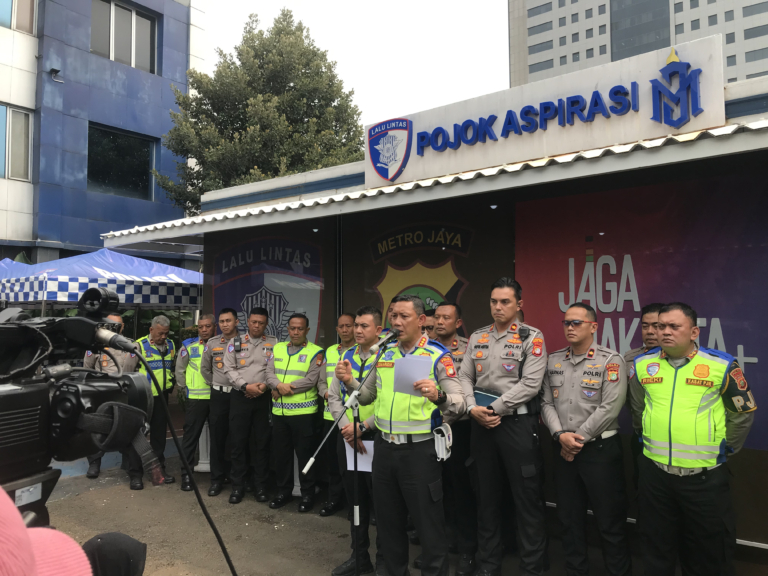 Polda Metro Jaya kembali memberlakukan tilang manual dalam Operasi Patuh Jaya 2026. Pelanggaran kasat mata seperti tanpa pelat nomor, melawan arus, dan penggunaan ponsel menjadi sasaran utama. (Foto: ReportaseNews/Fira)