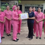Puluhan Paket Bansos Untuk Warakawuri dan Warga Disalurkan  Bhayangkari Flores Timur