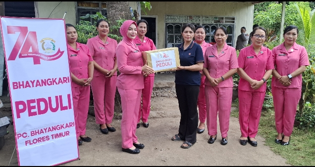 Puluhan Paket Bansos Untuk Warakawuri dan Warga Disalurkan Bhayangkari Flores Timur