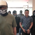Bripka Dedy Wiratama (baju batik), mantan anggota Brimob yang diduga membekingi kampung narkoba Gang Langgar di Samarinda, dibawa ke Bareskrim Polri Jakarta untuk menjalani pemeriksaan lanjutan. (Foto: ReportaseNews/Tama)