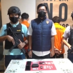 Polda Metro Jaya menangkap dua pengedar sabu dan ekstasi di Jakarta Barat. Polisi menyita sabu, ekstasi, timbangan digital, dan sejumlah barang bukti lainnya. (Foto: ReportaseNews/HO-Ditresnarkoba Polda Metro Jaya)