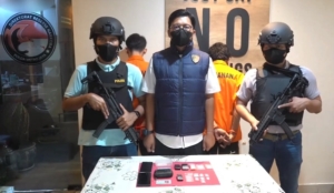 Polda Metro Jaya menangkap dua pengedar sabu dan ekstasi di Jakarta Barat. Polisi menyita sabu, ekstasi, timbangan digital, dan sejumlah barang bukti lainnya. (Foto: ReportaseNews/HO-Ditresnarkoba Polda Metro Jaya)