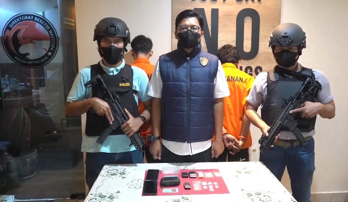 Polda Metro Jaya menangkap dua pengedar sabu dan ekstasi di Jakarta Barat. Polisi menyita sabu, ekstasi, timbangan digital, dan sejumlah barang bukti lainnya. (Foto: ReportaseNews/HO-Ditresnarkoba Polda Metro Jaya)