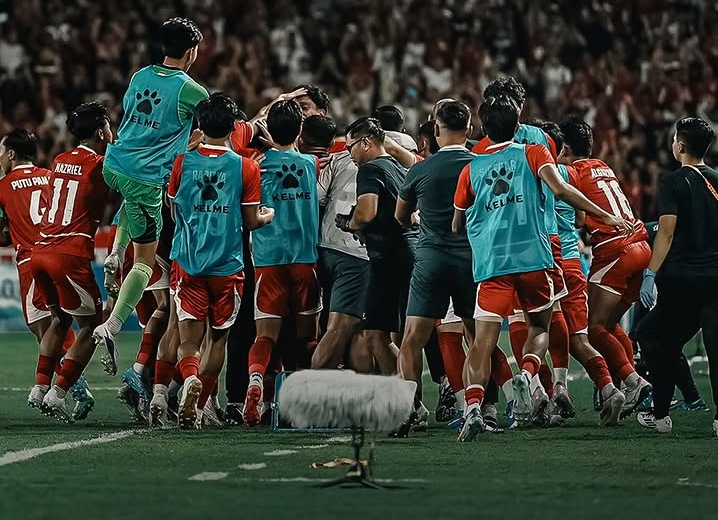 Timnas Indonesia U-19 memastikan tiket semifinal Piala AFF U-19 2026 usai menundukkan Vietnam 2-1. Gol penalti Evandra Florasta di masa injury time menjadi penentu kemenangan Garuda Muda. (Foto: Instagram/Timnasindonesia)