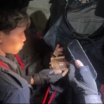 Dua pemuda diamankan Tim Patroli Satbrimob Polda Metro Jaya di Bekasi Utara saat diduga melakukan transaksi tembakau sintetis. Enam klip sinte disita sebagai barang bukti. (Ist)