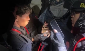 Dua pemuda diamankan Tim Patroli Satbrimob Polda Metro Jaya di Bekasi Utara saat diduga melakukan transaksi tembakau sintetis. Enam klip sinte disita sebagai barang bukti. (Ist)