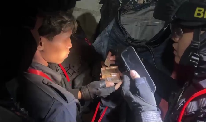 Dua pemuda diamankan Tim Patroli Satbrimob Polda Metro Jaya di Bekasi Utara saat diduga melakukan transaksi tembakau sintetis. Enam klip sinte disita sebagai barang bukti. (Ist)