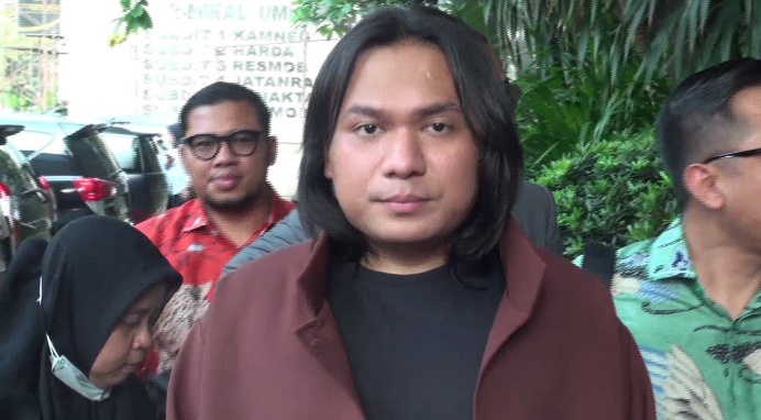 Keanu Angelo diperiksa sebagai saksi dalam kasus dugaan penipuan umrah Hanania Travel. Ia mengaku tidak menerima uang endorsement dan menyerahkan bukti rekening koran kepada penyidik. (Foto: ReportaseNews/Tama)