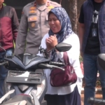 Polda Metro Jaya menangkap 317 pelaku curanmor dan menyita 156 kendaraan hasil kejahatan. Seorang guru SD di Tangerang Selatan akhirnya mendapatkan kembali motornya yang hilang. (Foto: ReportaseNews/Tama)