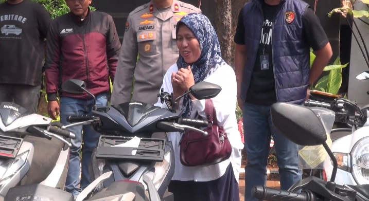 Polda Metro Jaya menangkap 317 pelaku curanmor dan menyita 156 kendaraan hasil kejahatan. Seorang guru SD di Tangerang Selatan akhirnya mendapatkan kembali motornya yang hilang. (Foto: ReportaseNews/Tama)
