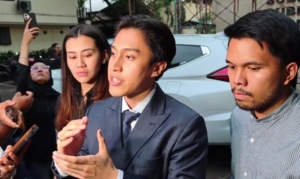 Thariq Halilintar mengakui menerima fasilitas umrah gratis dari Hanania Travel sebagai bagian kerja sama endorse. Ia juga mengaku terkejut dengan kasus dugaan penipuan umrah yang kini ditangani polisi. (Foto: ReportaseNews/Tama)