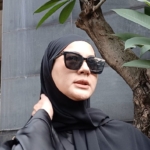 Paula Verhoeven memenuhi panggilan Polda Metro Jaya terkait kasus dugaan penipuan Hanania Travel. Ia mengaku menjawab 30 pertanyaan dan menyerahkan sejumlah dokumen kepada penyidik. (Foto: ReportaseNews/Tama)