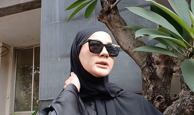 Paula Verhoeven memenuhi panggilan Polda Metro Jaya terkait kasus dugaan penipuan Hanania Travel. Ia mengaku menjawab 30 pertanyaan dan menyerahkan sejumlah dokumen kepada penyidik. (Foto: ReportaseNews/Tama)