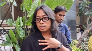 Praz Teguh diperiksa sebagai saksi dalam kasus dugaan penipuan umrah Hanania Travel. Ia mengungkap skema diskon keberangkatan rombongan dan menyerahkan data kepada penyidik. (Foto: ReportaseNews/Tama)