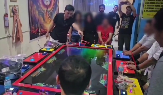 Polda Metro Jaya membongkar arena judi berkedok Timezone di Kalideres, Jakarta Barat. Sebanyak 69 orang diamankan, dengan omzet mencapai Rp1,2 miliar per bulan. (Foto: ReportaseNews/HO-Subdit Jatanras Ditreskrimum PMJ)