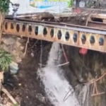 Air Perumda Tirta Patriot Bekasi mati sejak Minggu sore akibat kebocoran pipa distribusi utama Perumda Tirta Patriot. (Foto: Tangkapan Layar)