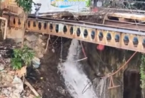 Air Perumda Tirta Patriot Bekasi mati sejak Minggu sore akibat kebocoran pipa distribusi utama Perumda Tirta Patriot. (Foto: Tangkapan Layar)