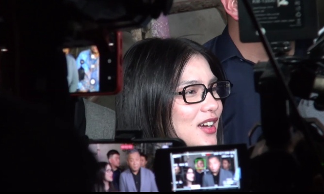Davina Karamoy menjalani pemeriksaan selama enam jam terkait kasus Hanania Travel. Ia mengaku menerima uang saku umrah dan telah mengembalikannya kepada penyidik. (Foto: ReportaseNews/Tama)