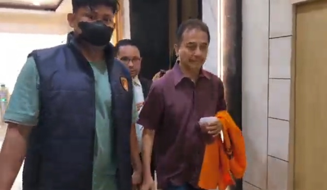 Roy Suryo dan dr Tifa resmi ditahan di Rutan Polda Metro Jaya terkait kasus tuduhan ijazah palsu Jokowi. Keduanya akan dilimpahkan ke Kejari Jakarta Selatan pada Senin pagi. (Foto: ReportaseNews/Tama)