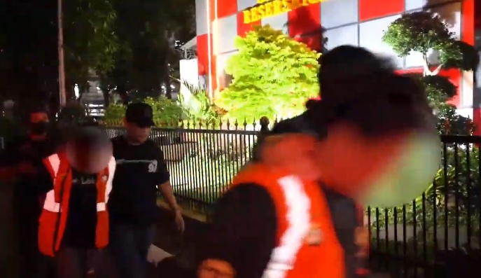 Polda Metro Jaya menangkap pasangan kekasih di sebuah hotel Jakarta Barat terkait peredaran sabu. Polisi menyita 12 paket sabu seberat 5,66 gram dan sejumlah barang bukti lainnya. (Foto: ReportaseNews/HO-Ditresnarkoba Polda Metro Jaya)