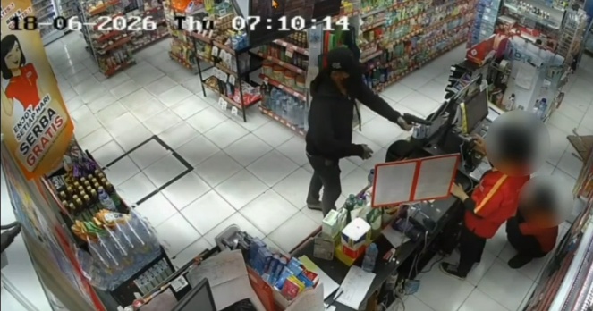 Pelaku perampokan minimarket di Bekasi Selatan berhasil ditangkap kurang dari 24 jam setelah beraksi. Polisi mengungkap benda yang digunakan pelaku untuk mengancam korban ternyata hanya korek api berbentuk pistol. (Tangkapan Layar)